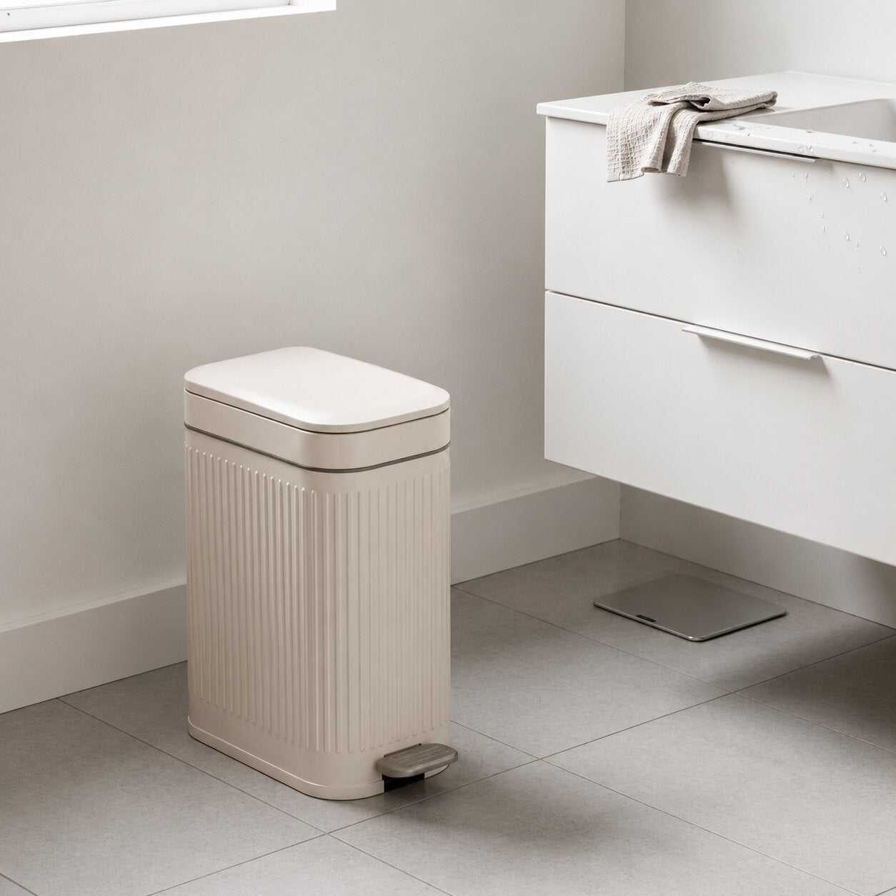 Vero Step Bin